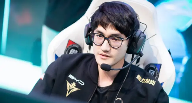 Jiuyou Sports-包含Karsa焦点对战，阿扎伦卡与70激战FPX分钟，晋级下一阶段胜负难料！比赛高潮迭起的词条