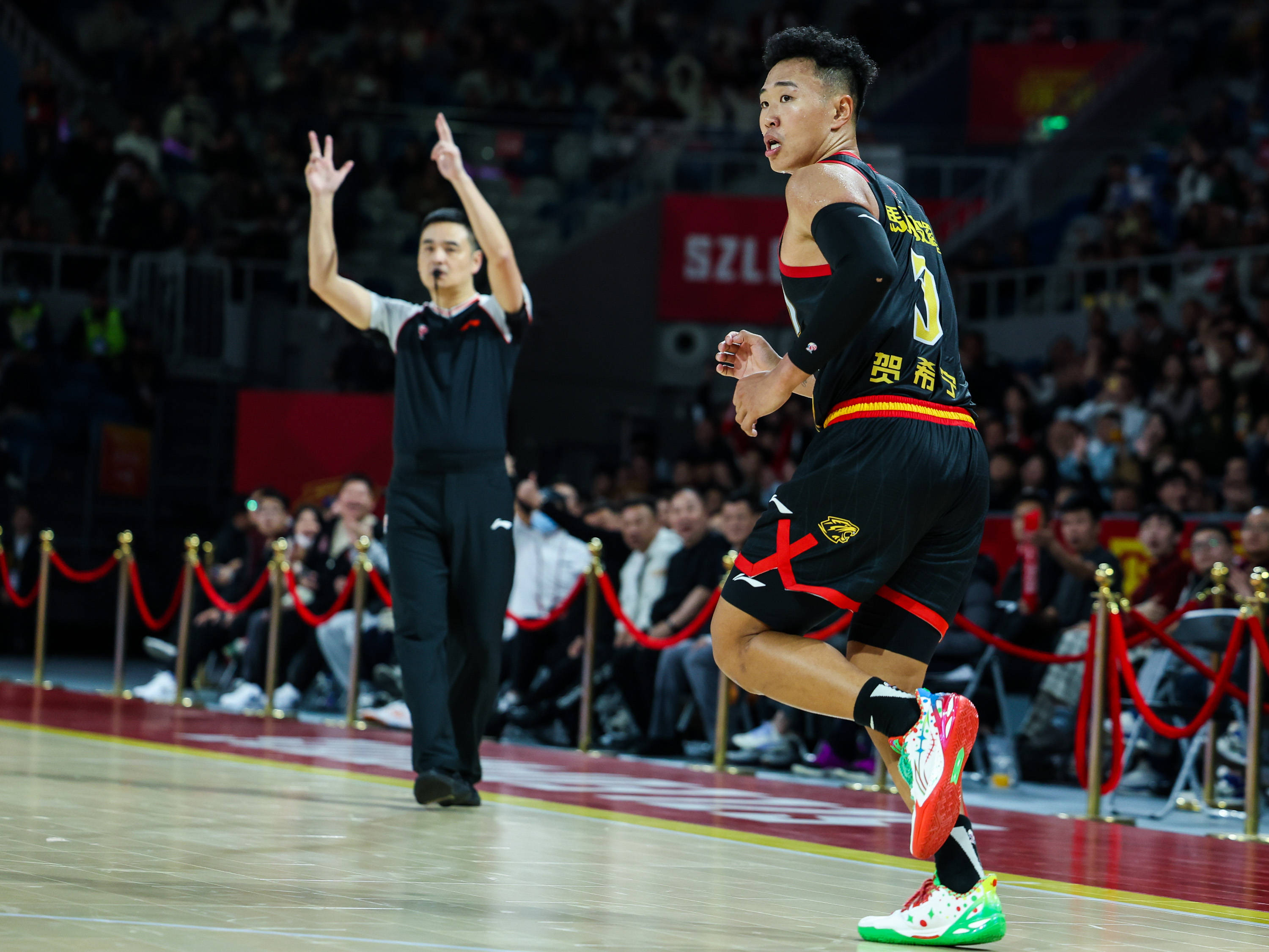 关于广厦男篮遗憾出局备战欧冠底特律活塞转会期状态回暖，休斯敦火箭围绕欧冠篮板制胜瞬间刷屏的信息